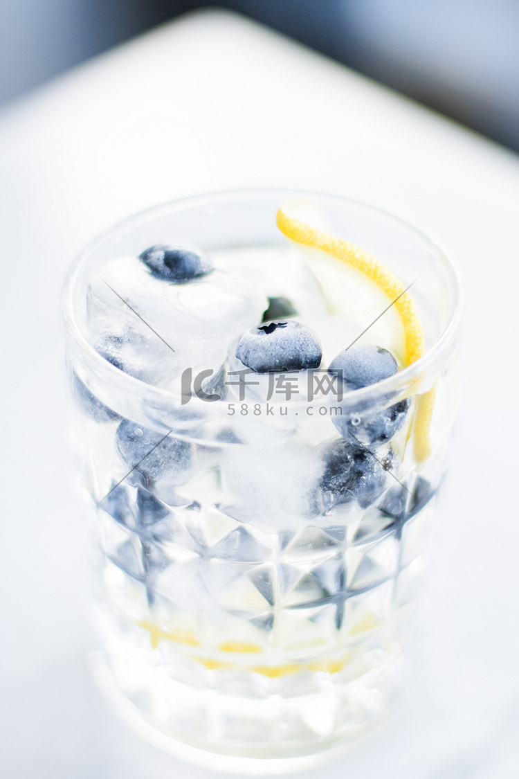 蓝莓冰和柠檬鸡尾酒 — 饮料、