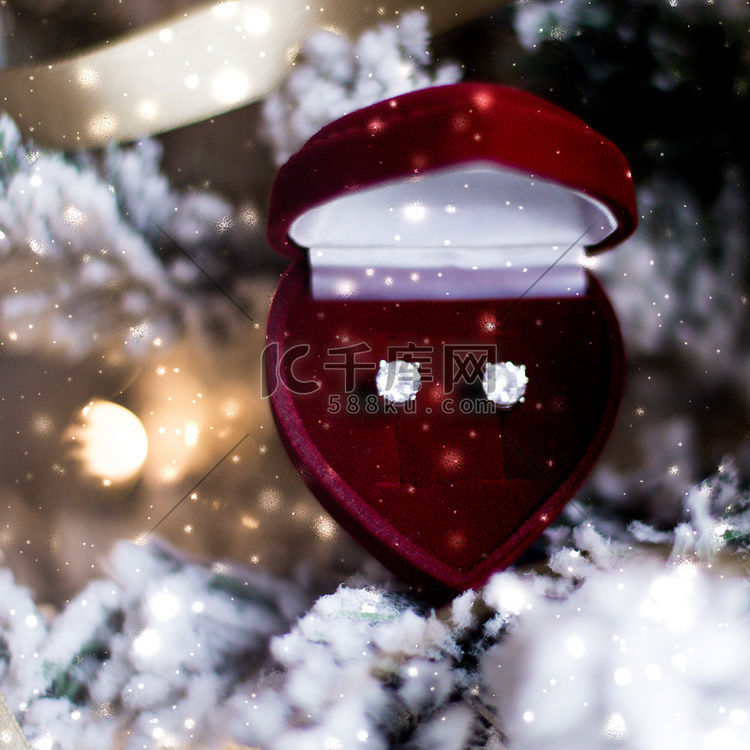 圣诞树上心形首饰礼盒中的钻石耳