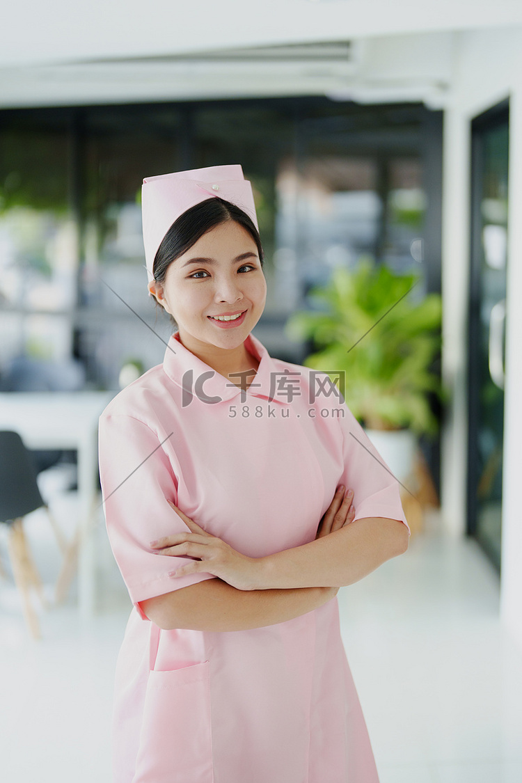 一位身穿粉红色连衣裙的年轻护士