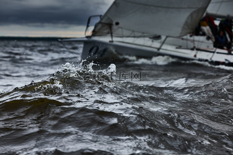 帆船赛中溅起的水，暴风雨天气下