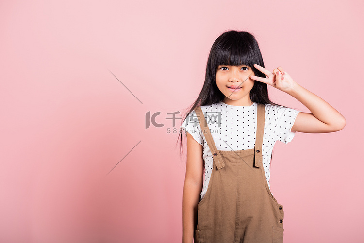 10 岁的亚洲小孩展示 v 形
