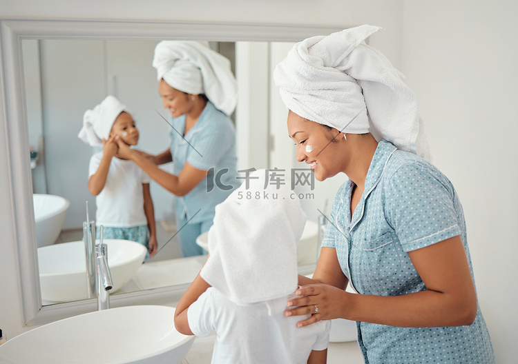 母女在浴室里进行美容、护肤和护