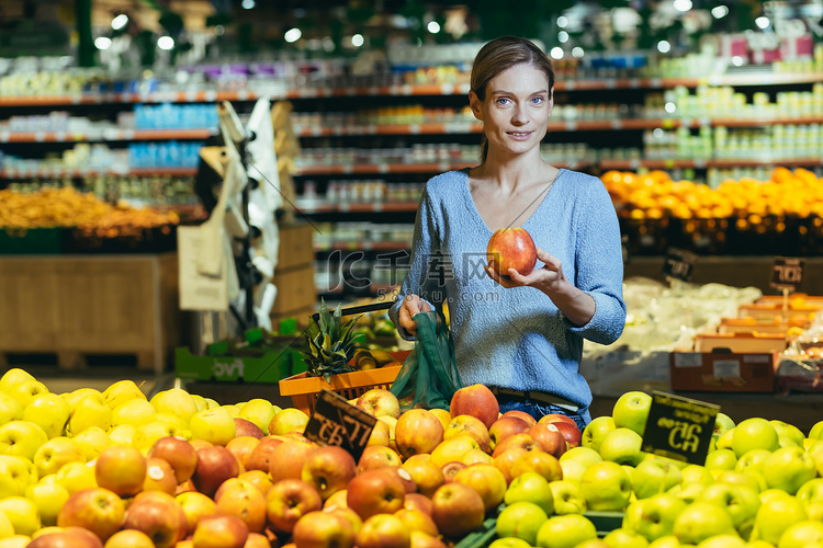 妇女在超市柜台上挑选水果蔬菜 