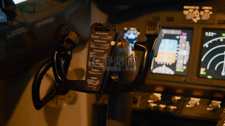 具有仪表板命令和杠杆的飞机控制