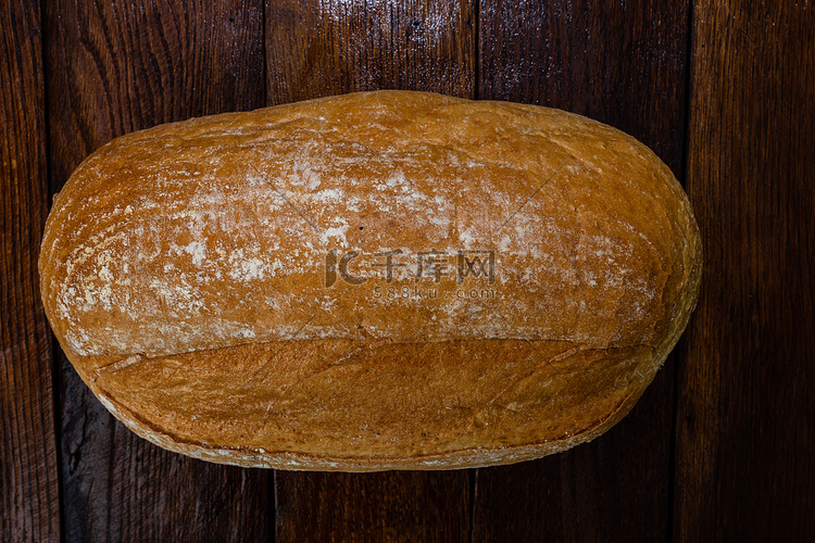 在木板上的新鲜出炉的面包。