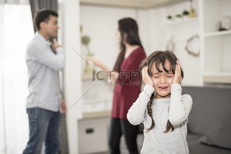 小女孩哭是因为爸爸妈妈吵架、悲