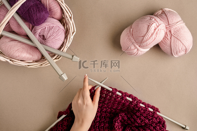 女手针织羊毛毛衣或格子淡紫色的