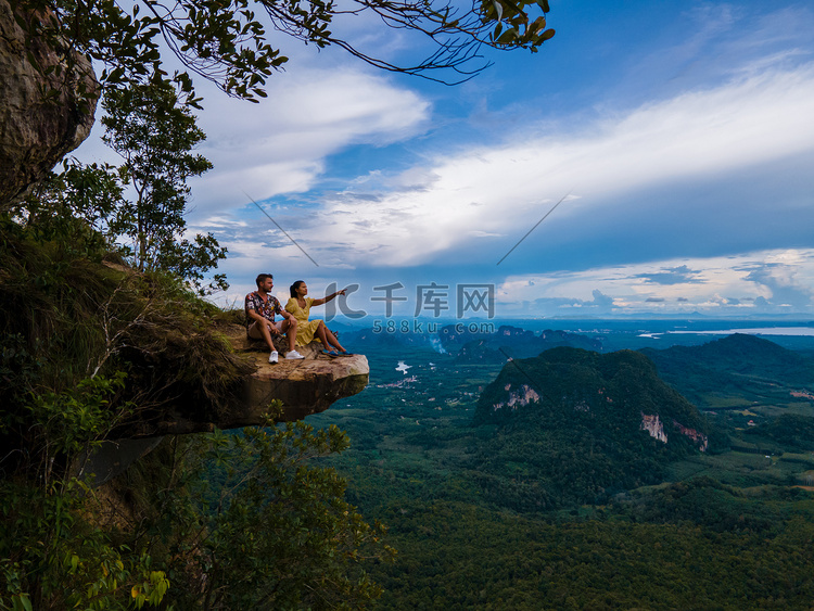 泰国甲米的龙冠山，一位年轻的旅