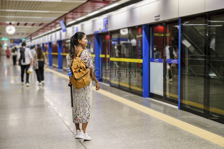 亚洲女游客在泰国曼谷火车站站台