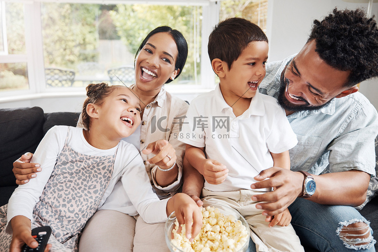 一家人在家里一起看电视或电影，