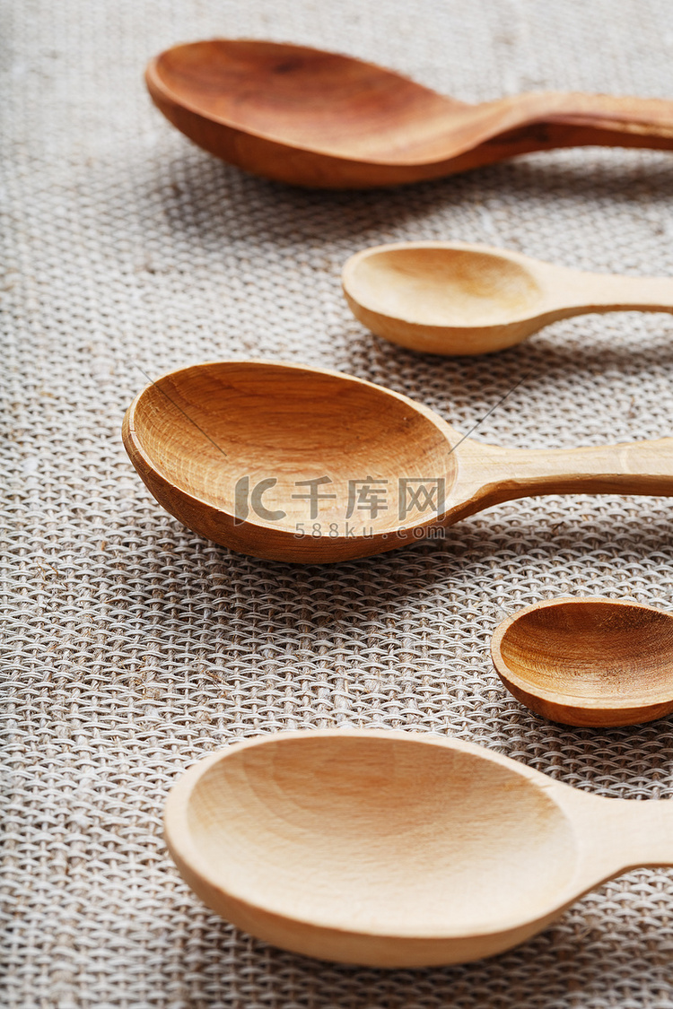 由不同类型的木材制成的工艺勺子