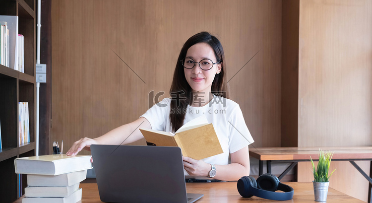 微笑的亚洲本科少女学生在图书馆