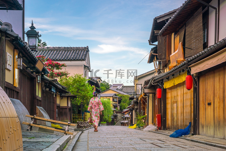 京都老城穿着浴衣打红伞的日本女