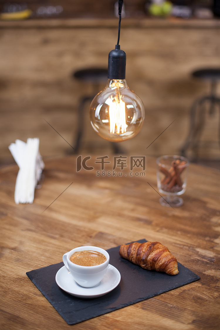 一杯美味的咖啡和巴黎甜点的特写