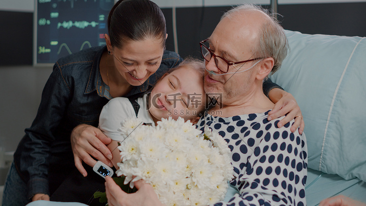 医院病房病床上小女孩给爷爷送花