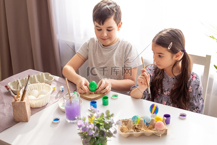 一个快乐的男孩和小女孩坐在靠近