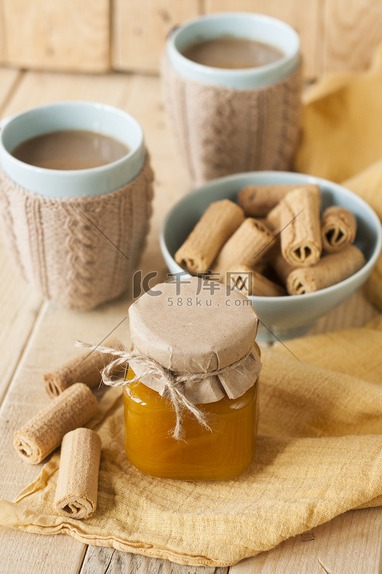 早餐有苹果酱、饼干和咖啡加牛奶