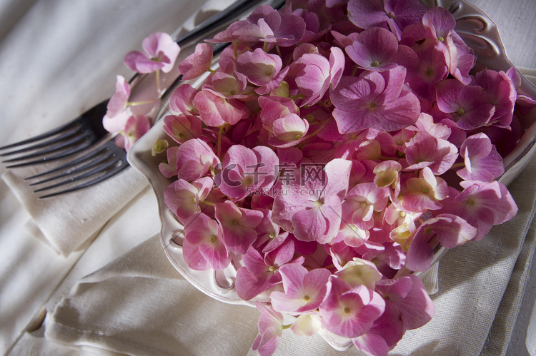 绣球花作为餐桌的装饰