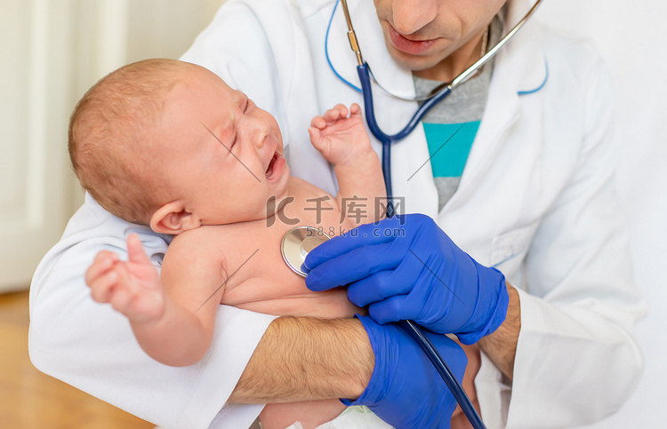 医生用听诊器听婴儿的声音。