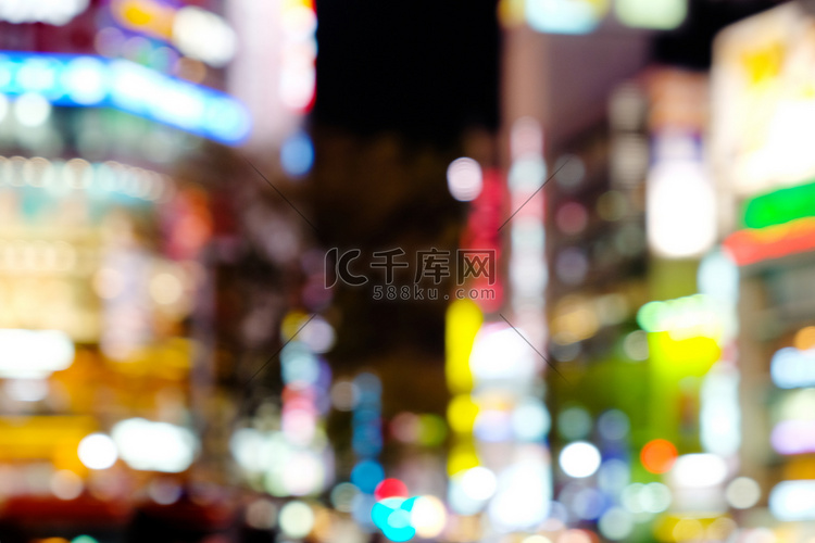 夜晚的涩谷十字路口灯光失焦