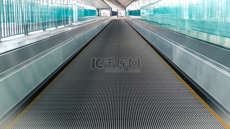 国际机场自动扶梯现代走道向前移