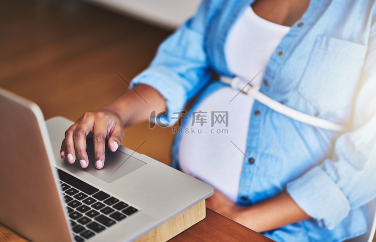 在线研究怀孕成长的技巧。