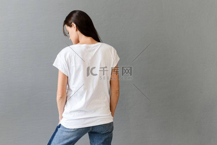 女性穿着白色 T 恤，灰色背景