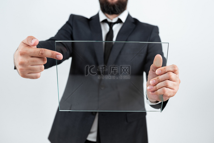 男性企业控股并指着透明玻璃并显