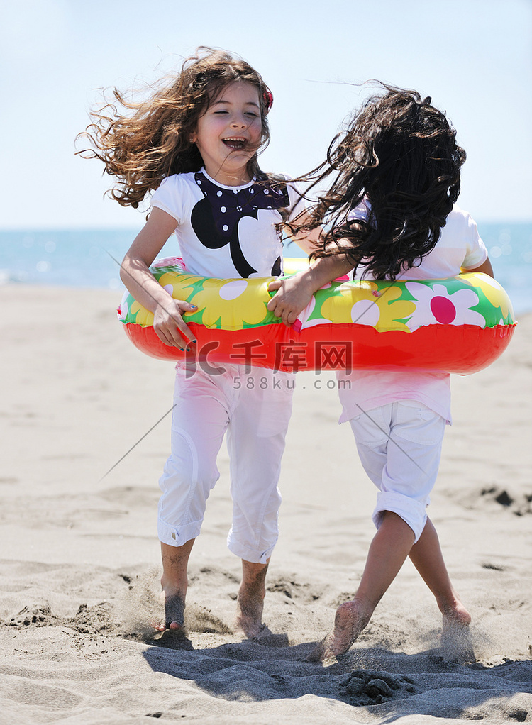 快乐的孩子们在沙滩上玩耍