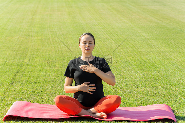 孕妇做瑜伽体式