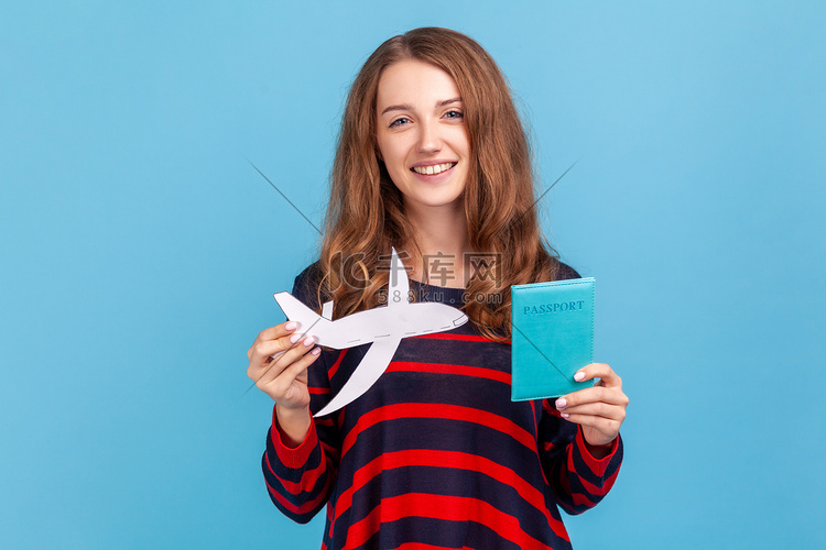 女人出示纸飞机和护照，梦想出国