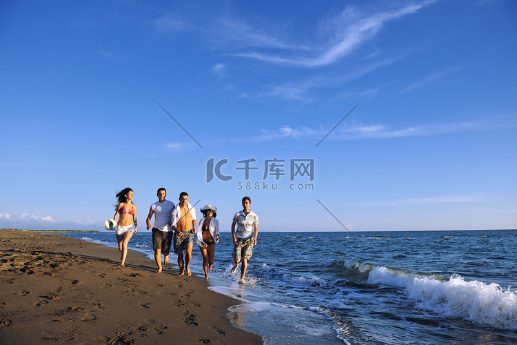 在沙滩上奔跑的人群