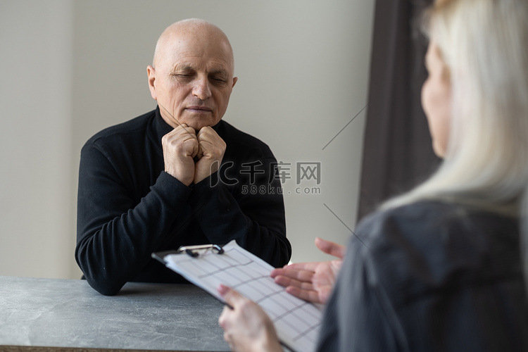 老年男子与女经理谈论开设储蓄账