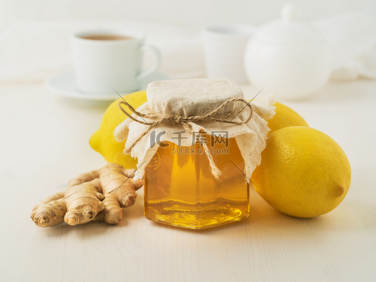 治疗感冒的流行方法 — 一罐蜂