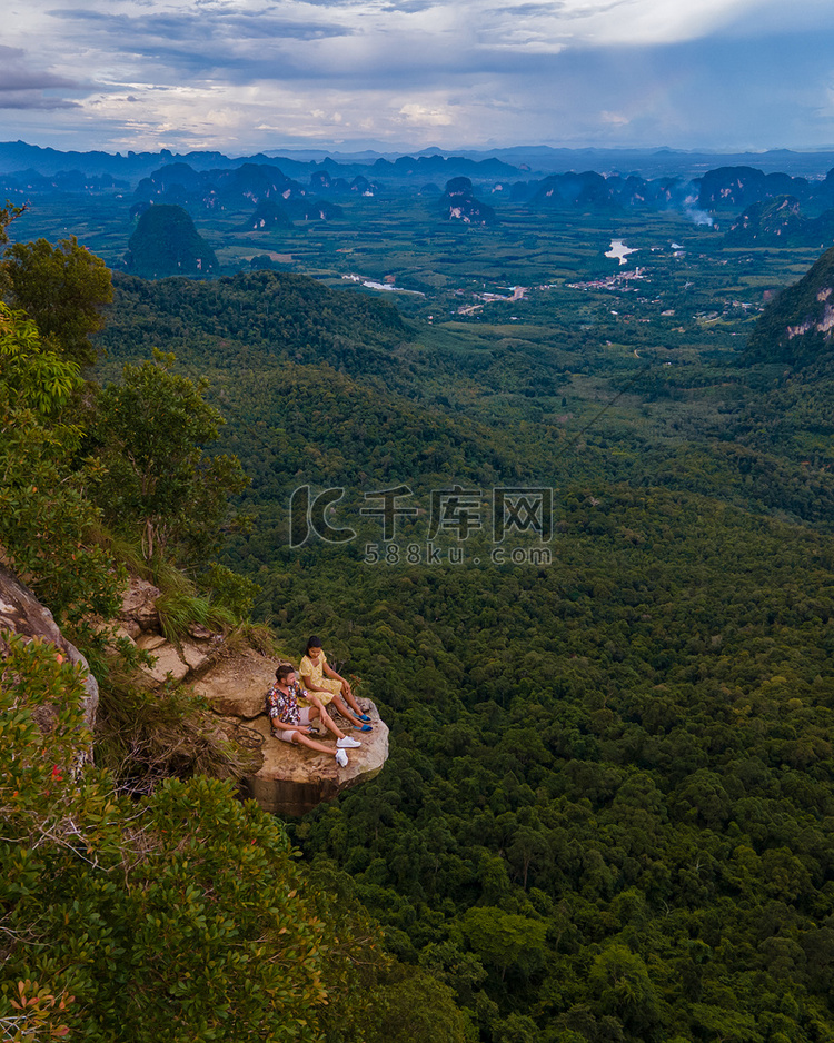 泰国甲米的龙冠山，一位年轻的旅