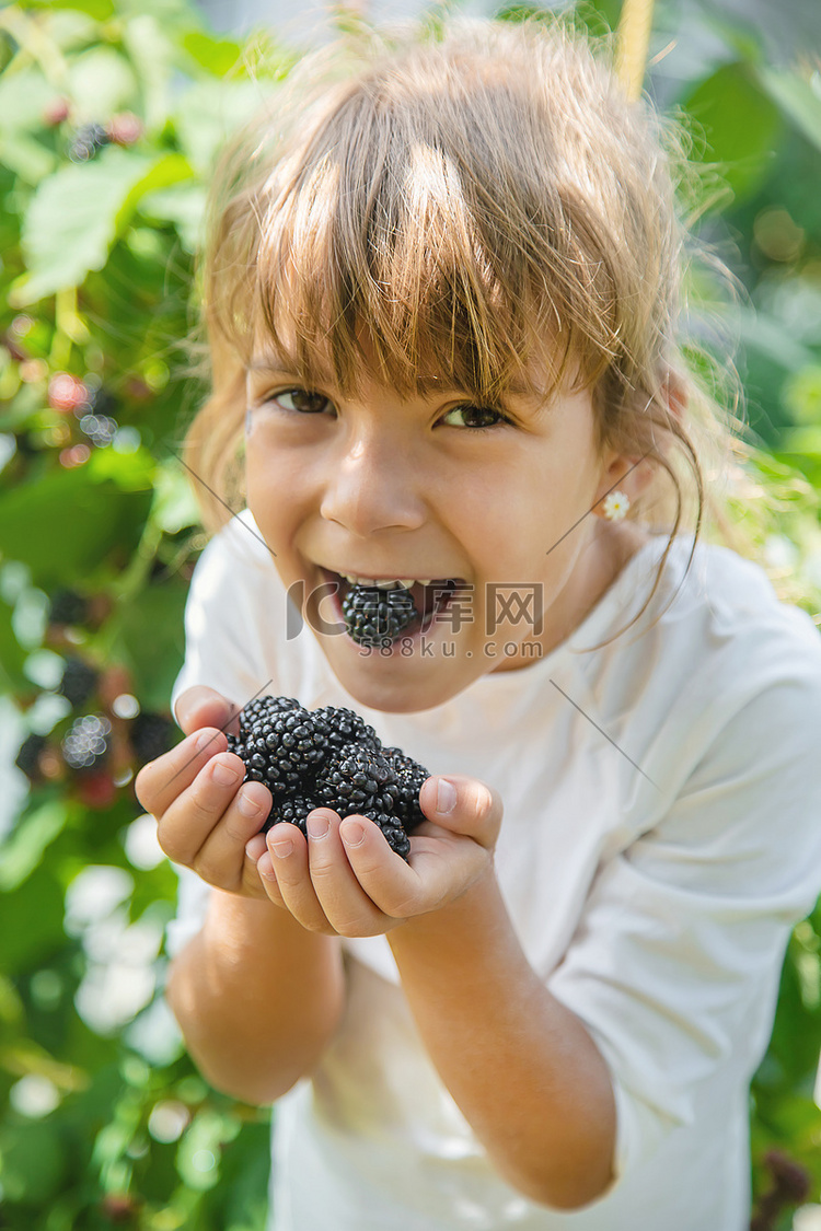 孩子手里拿着黑莓。