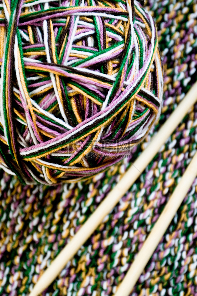 针织帆布上铺着一大串彩色线和粗