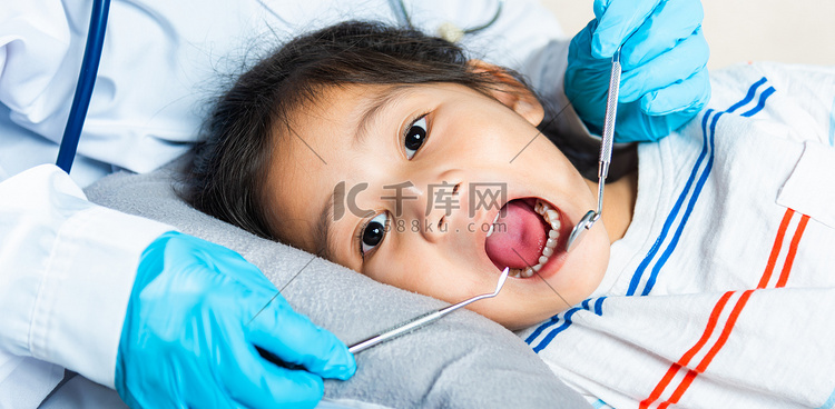 医生检查小孩口腔使用口镜检查牙