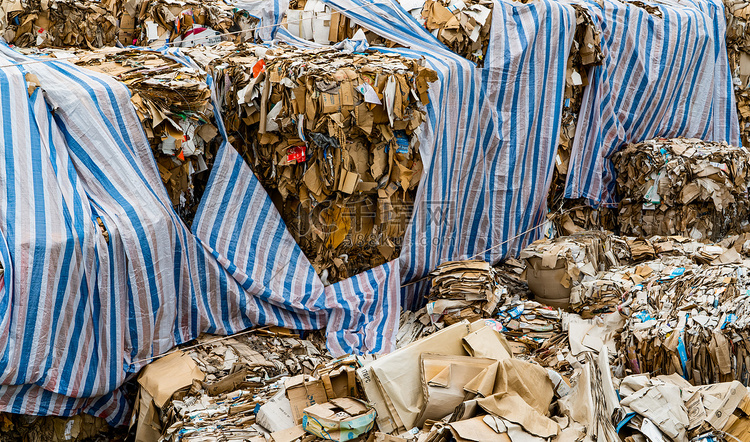 回收厂回收废纸堆。