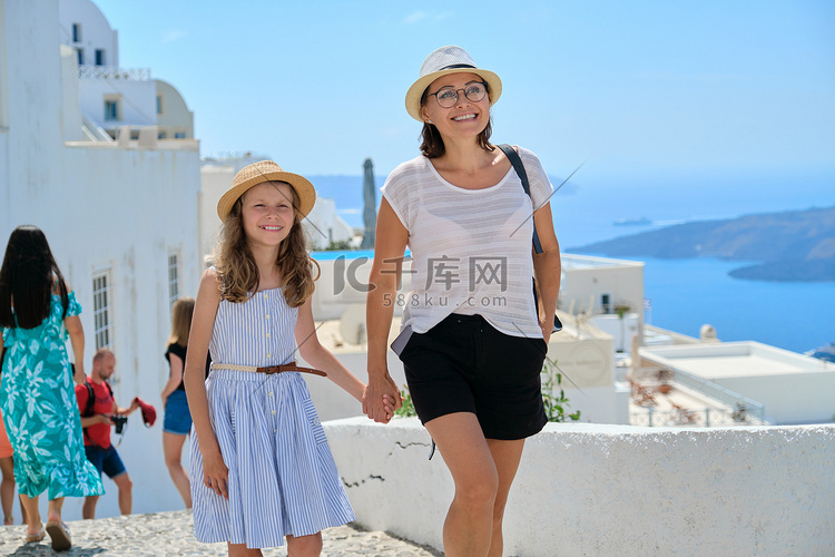 快乐的游客家庭母女在希腊圣托里