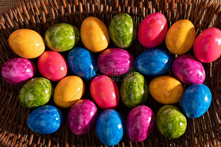 许多五颜六色的鸡蛋躺在篮子里。