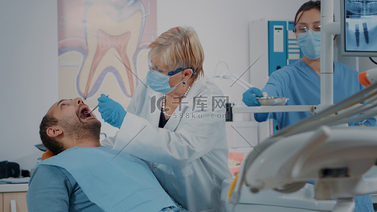 口腔护理医生使用牙科工具进行牙