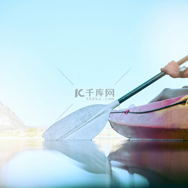 皮划艇桨桨划船在平静的水面上的