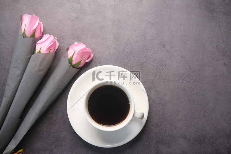 平面组合物咖啡、郁金香花和黑色