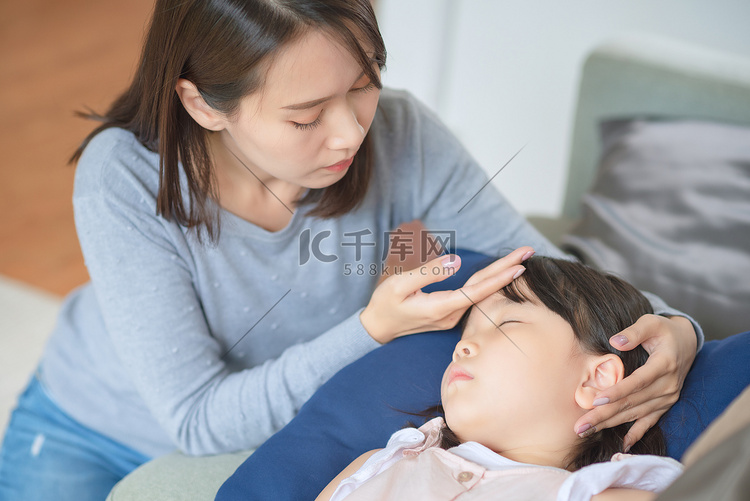 亚洲母亲在家照顾发烧生病的孩子