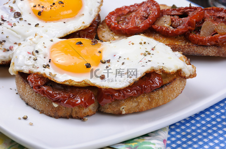 三明治配干西红柿和鸡蛋