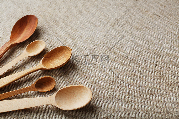 由不同类型的木材制成的工艺勺子
