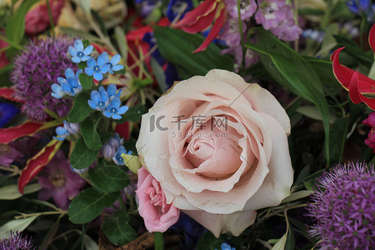 花卉婚礼装饰中的大紫色玫瑰，配