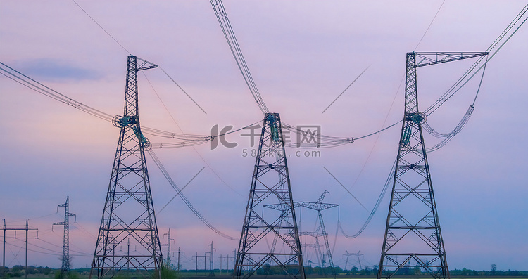 工业背景组轮廓的输电塔或电力塔