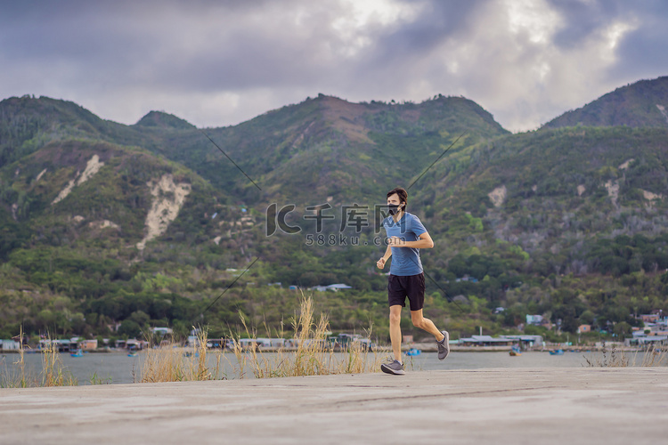 戴着医用口罩的跑步者，冠状病毒